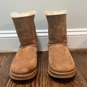 Womens size 8 Baily Bow UGGs, chestnut